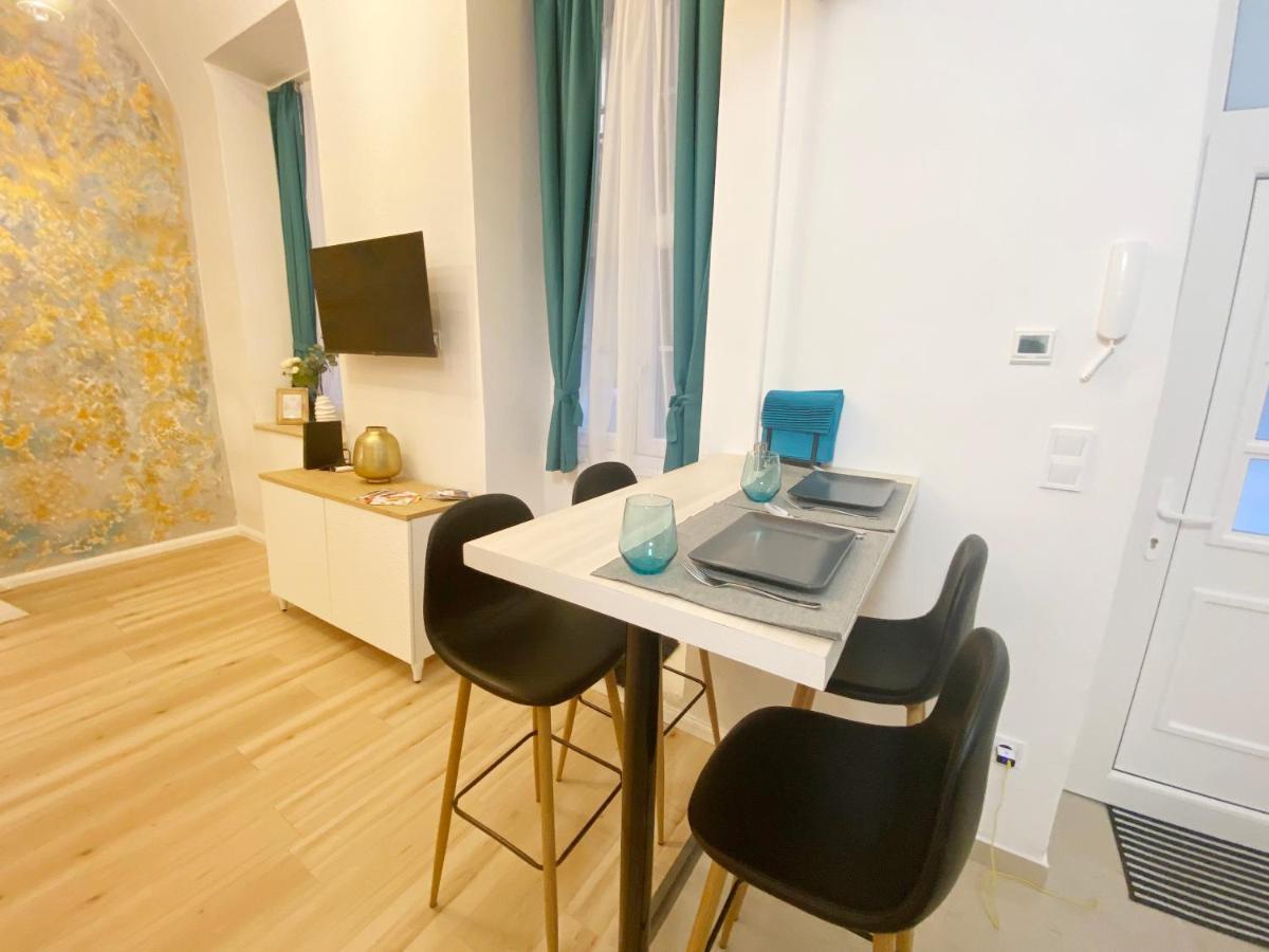 Goldart Design Apartment In The Heart Of بودابست المظهر الخارجي الصورة
